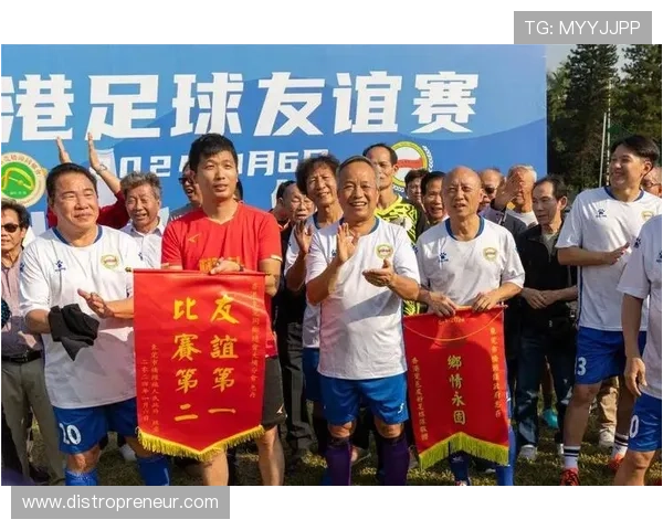 足球明星齐聚领奖盛典合影留念展现荣耀与友谊的瞬间